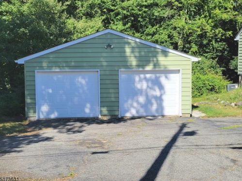 29 Ridge Rd, West Milford Lakes, NJ 07480-2907