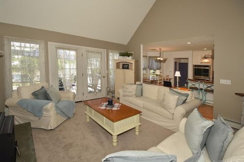 4 Lookout Lndg, Ellington CT  06029-2543 exterior