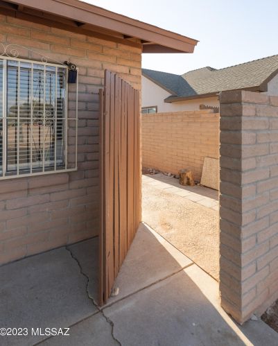 7162 Dooley Dr, Tucson, AZ 85746-6242