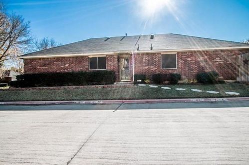 905 Palomino Dr, Euless, TX 76039-3961