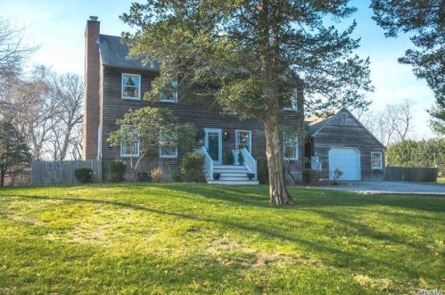 3 Orchard Ave, Pine Neck, NY 11963-1420