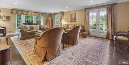 28 Greenview Way, Montclair NJ 07043-2531 exterior