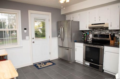 16 North St, North Branford, CT 06471-4920