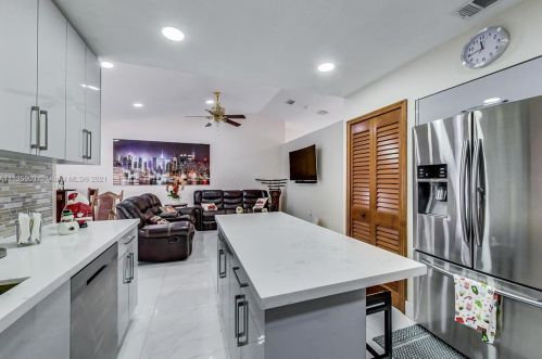 7534 5th Ct, Hialeah FL  33014-4921 exterior