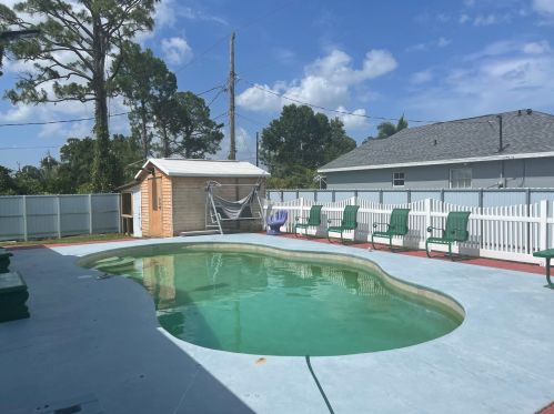 1891 Mackenzie St, Fort Pierce, FL 34953-1331