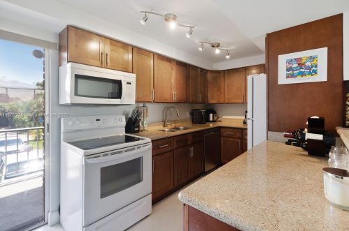 6727 Brookline Dr, Hialeah, FL 33015-2441