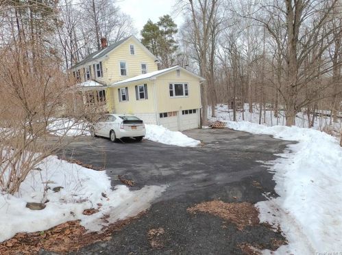 592 Violet Ave, Hyde Park, NY 12538-1821