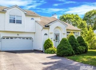 10 Lovers Ln, Gordon Heights, NY 11763-4081
