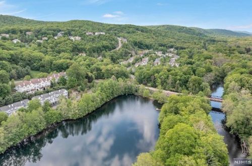 47 Hunters Run, Oakland NJ  07436-2346 exterior