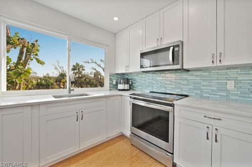215 Robinwood Cir, Sanibel FL  33957-5722 exterior