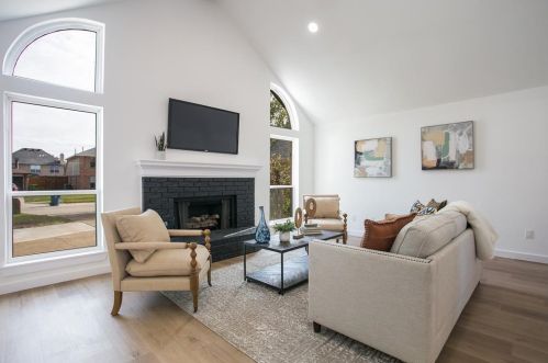 1027 Colony St, Lewisville, TX 75028-2571