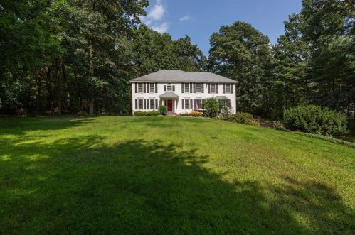 4 Rockwood Ln, Londonderry NH  03053-6104 exterior