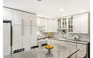 22 4th St, Brooklyn, NY 11218-1024