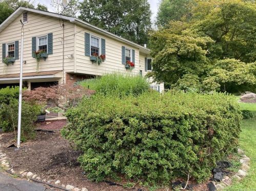 8 Quincy Ct, Airmont, NY 10901-7118