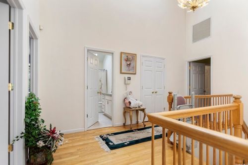 5 Daisy Ct, Northport NY  11768-2267 exterior