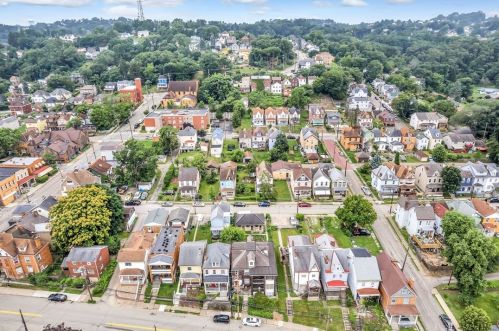 1025 Chartiers Ave, Pittsburgh PA  15220-4852 exterior