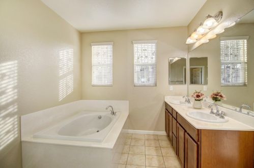 9872 Winkle Cir, Elk Grove CA  95757-6276 exterior