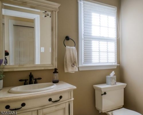 560 Lynne Dr, Greystone Park NJ  07950-3336 exterior