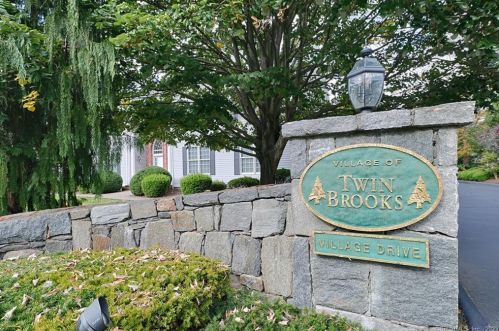 15 Village Dr, Bridgeport, CT 06611-4800