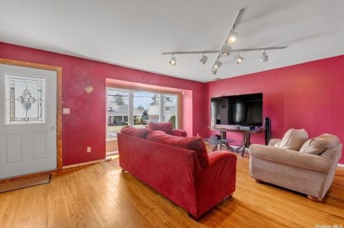 1506 Peapond Rd, North Bellmore, NY 11710-2924