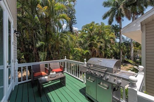 9422 Vanderbilt Dr, Naples FL  34108-2309 exterior