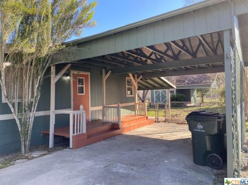 401 Troell St, Seguin, TX 78155-7240