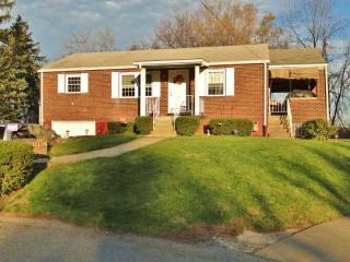 204 Anderson Pl, Glenshaw, PA 15116-1810