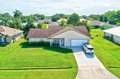 6413 Friendly Cir, Fort Pierce, FL 34983-1304