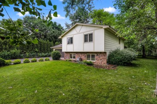8401 Groveland Rd, Saint Paul, MN 55112-6131