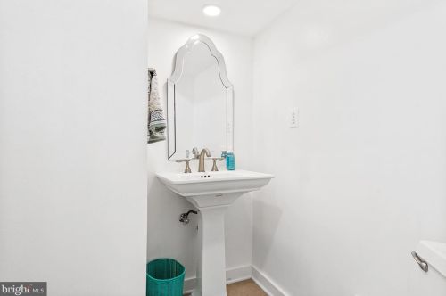 2314 Horseferry Ct, Herndon VA  20191-2718 exterior