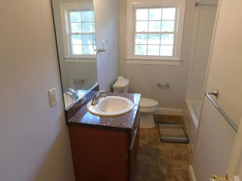 31 Linda Ave, Uncasville CT  06382-1722 exterior