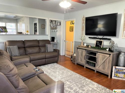 710 Fulton St, Edna, TX 77957-3648