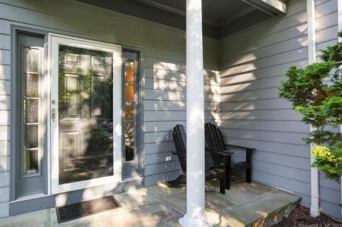 65 Macarthur Ln, Stamford, CT 06902-1121