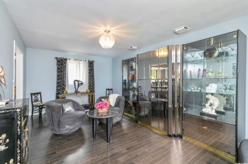 7 Mott Pl, Huntington Station, NY 11746-6737