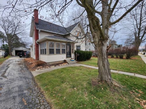 210 Maple Ave, Chenequa, WI 53029-2113