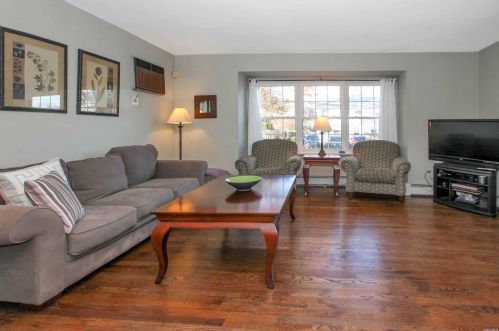23 Pacific St, Babylon, NY 11703-4100