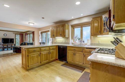 2234 Glenbrook Ln, Thiensville WI  53092-3116 exterior