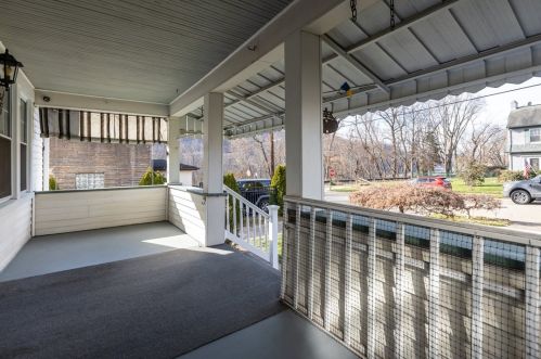 215 Allegheny Ave, Cheswick, PA 15024-1603