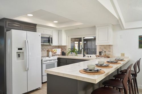 1306 Morning Glory Ln, Vista, CA 92084-7221