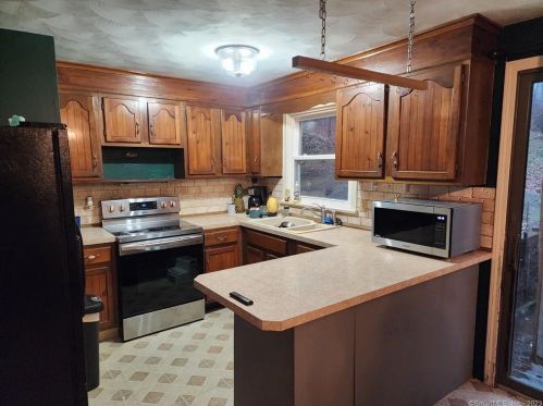 67 Old Windham Rd, South Windham CT  06266-1135 exterior