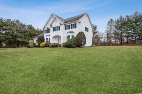 4 Vanderbilt Ct, Huntington Station, NY 11746-6256