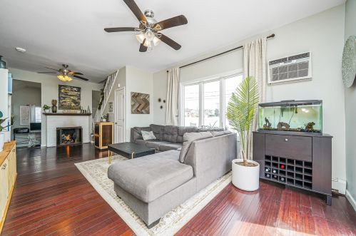 88 Doges Promenade, North Lindenhurst NY  11757-6405 exterior