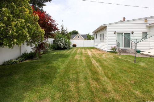 472 Piping Rock Rd, Seaford NY  11783-1038 exterior