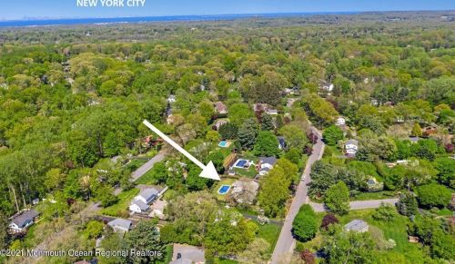 33 Pelican Rd, Middletown NJ  07748-3237 exterior