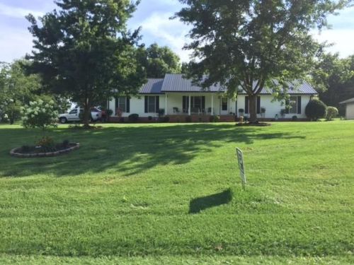 1900 Cherokee Dr, Shelbyville TN  37160-5001 exterior