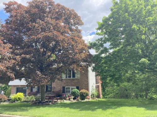 17 Valley Dr, Thiells, NY 10984-1418