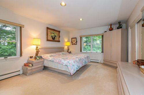 39 Bayview Ave, Great Neck, NY 11021-2822