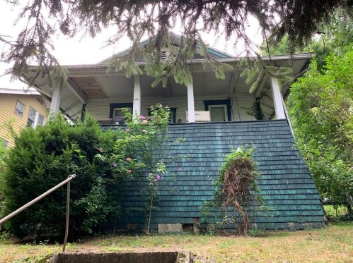 150 9th St, South Connellsville, PA 15425-2902