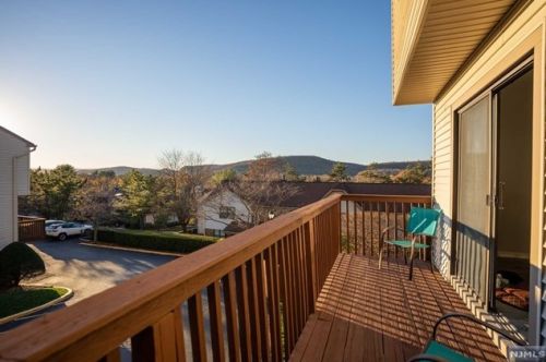 101 Oak St, Oakland NJ  07436-2700 exterior