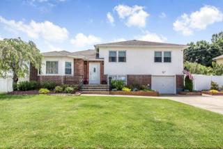 1 Wilson Pl, North Lindenhurst, NY 11757-5935